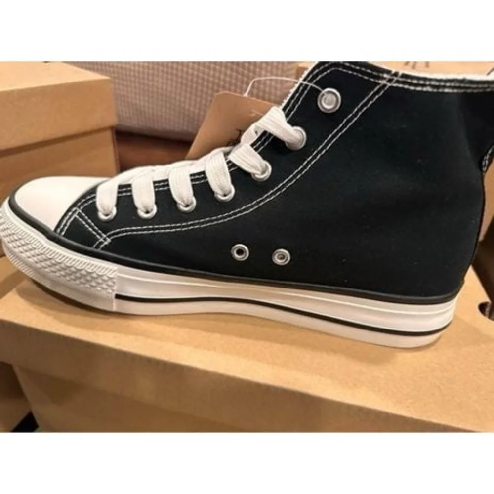 HEEZ Women's Sz 8 Fashion Sneakers Lace Up Canvas Sneaker High‎ Top Tennis Shoe